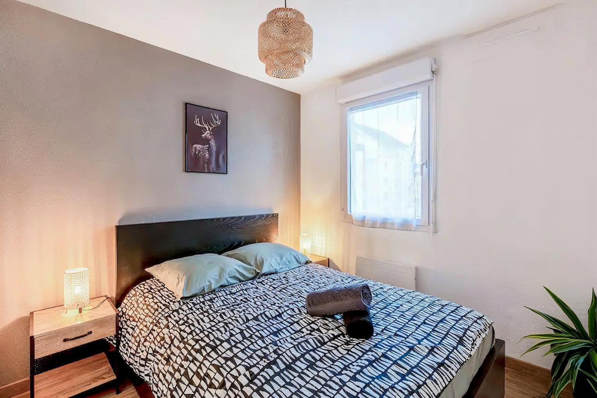 Superbe Appartement - Parking Gratuit - 4 Personnes Шамбері Екстер'єр фото